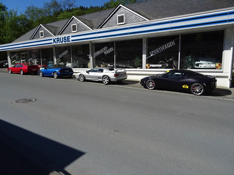 Das Autohaus Kruse in Winterberg-Silbach mit dem blauen KRUSE-Schriftzug