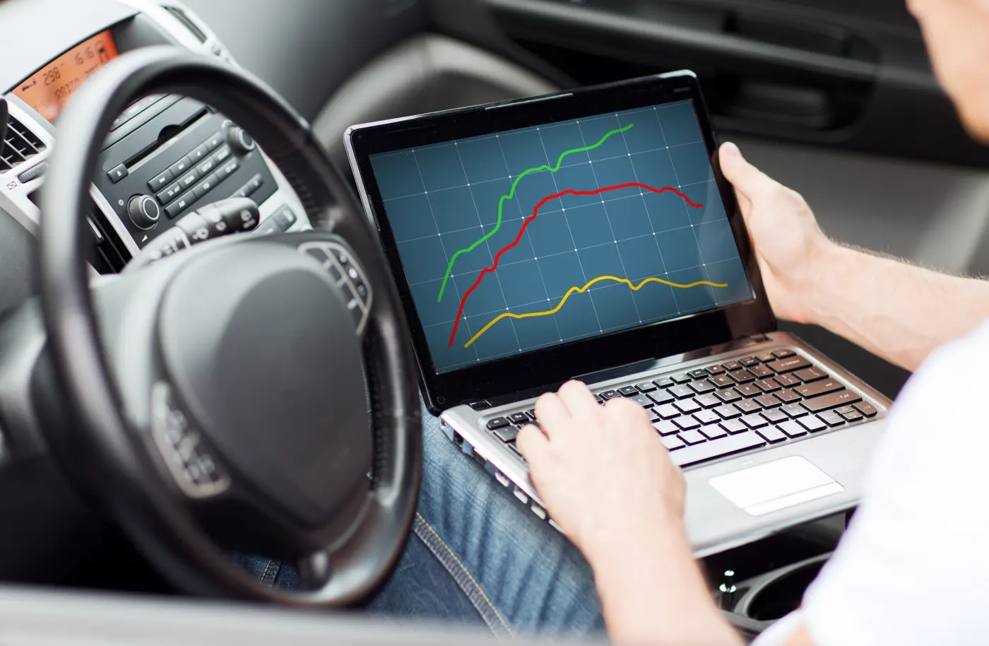 Leistungskurven auf dem Laptop während der Chip-Tuning-Abnahme im Fahrzeug