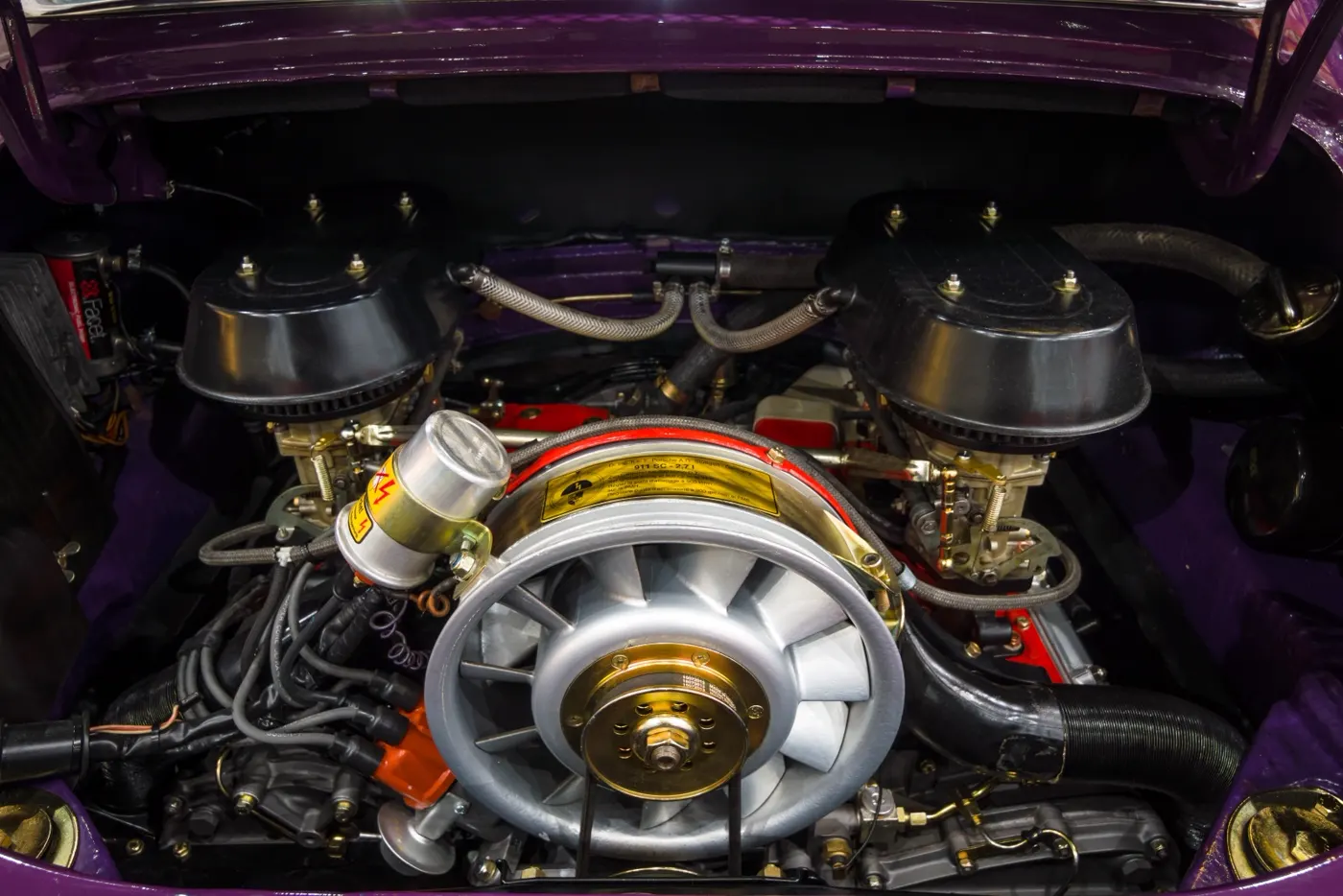 Freigelegter Porsche-Boxermotor bei der Überholung